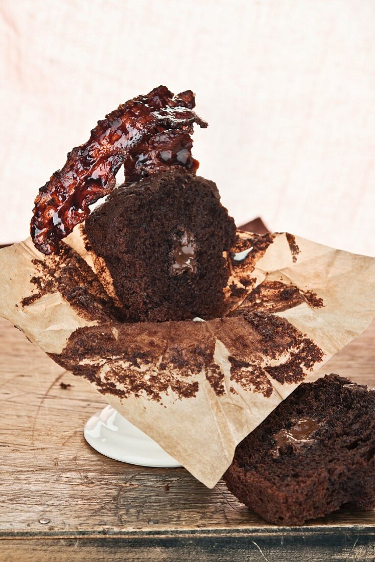 Double Chocolate Cupcake mit Haselnussbutter (mit karamellisiertem Speck garniert)