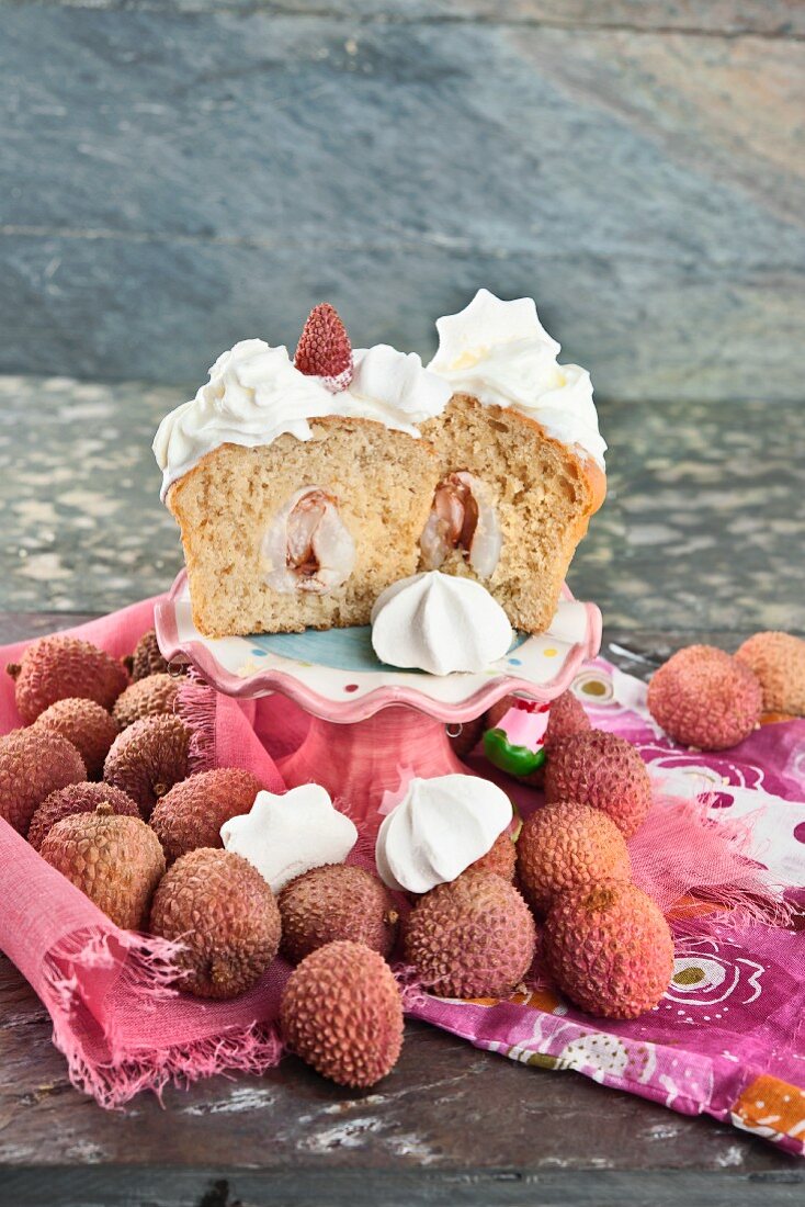 Cupcake with lychees and meringues