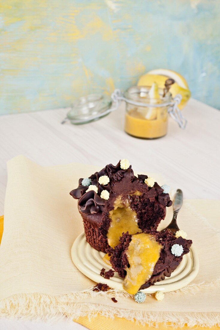 Schokoladen-Cupcake mit Lemon Curd gefüllt