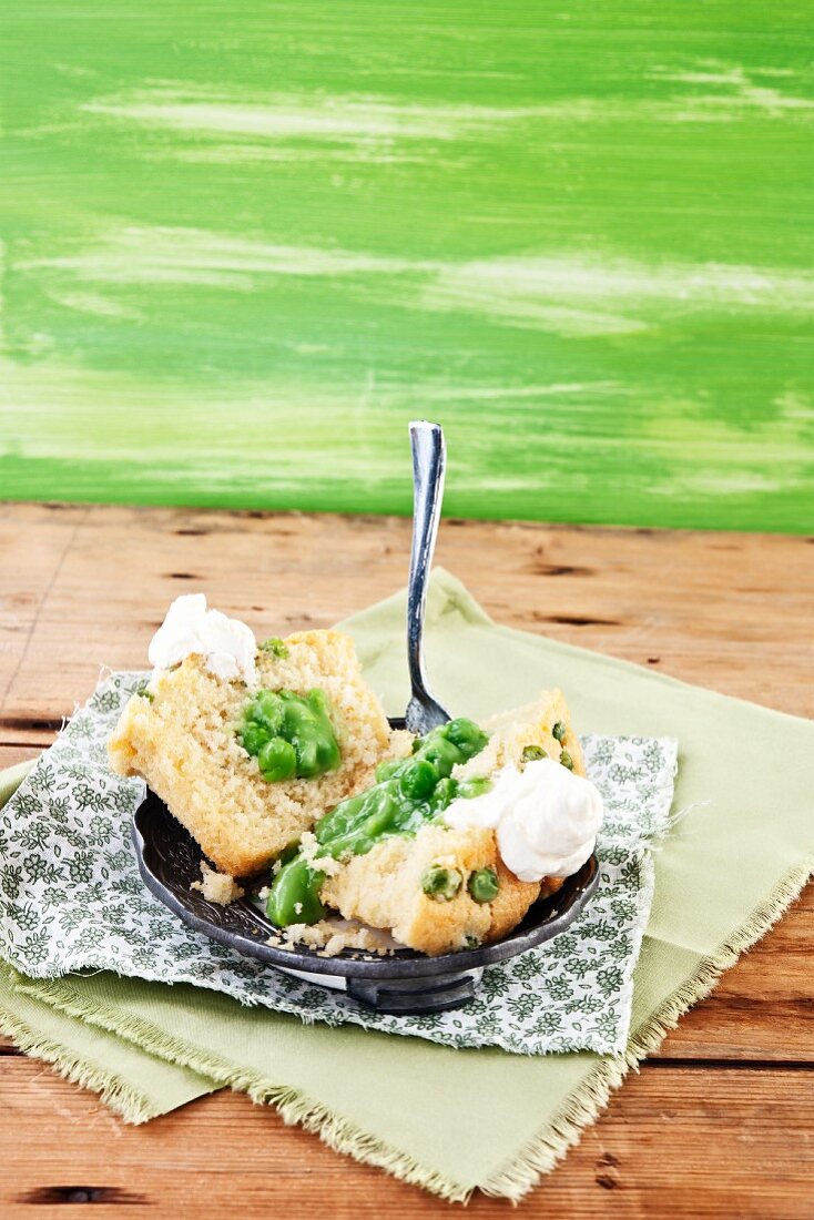 Savoury cupcake with a goat's cheese and pea filling