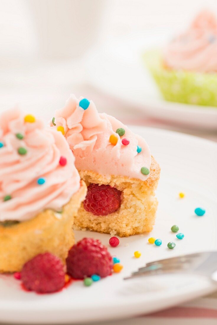 Cupcake mit Himbeerfüllung und Erdbeer-Frosting