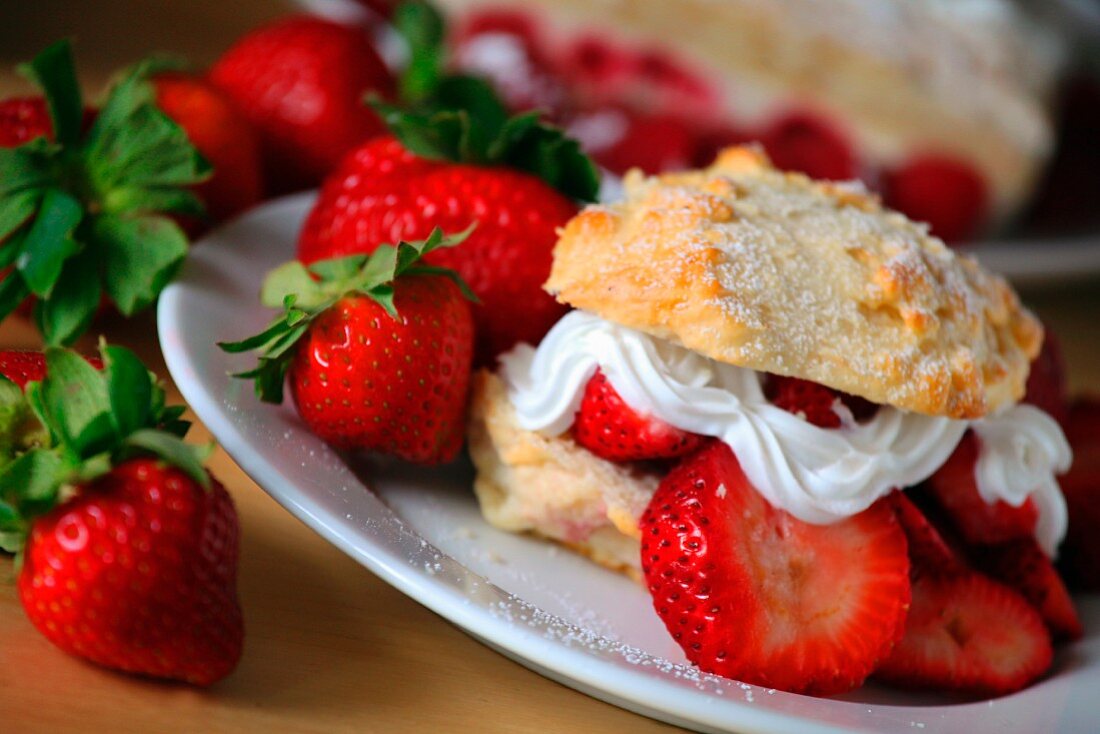 Strawberry Shortcake mit frischen Erdbeeren
