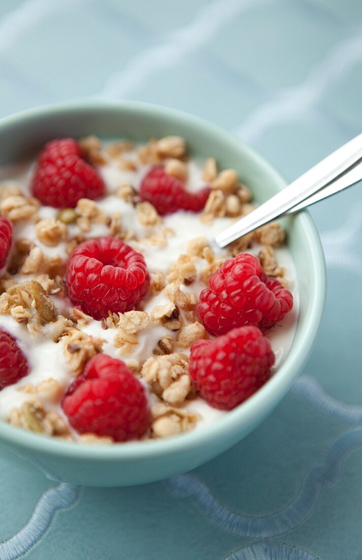 Müsli mit Himbeeren