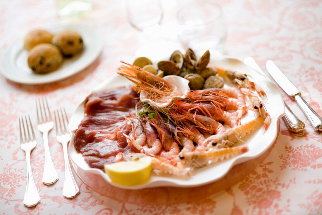 Misto di mare (tuna carpaccio, crustaceans and mussels)