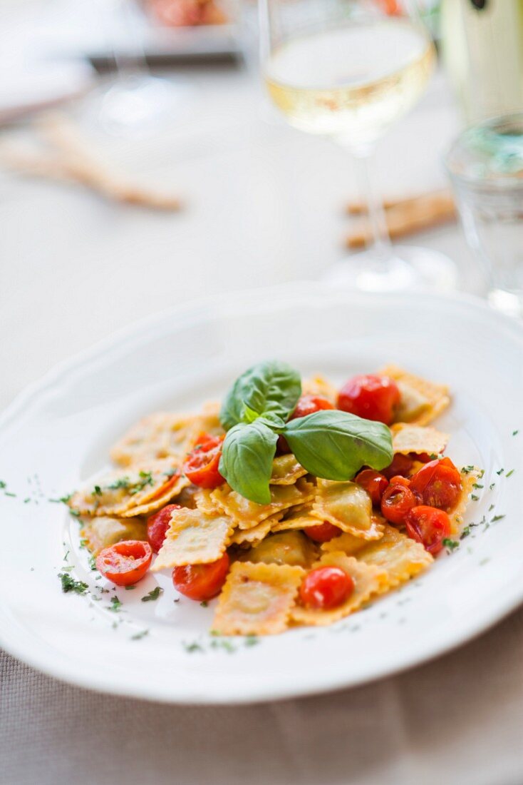 Ravioli al pomodoro pachino (Ravioli mit Kirschtomaten)