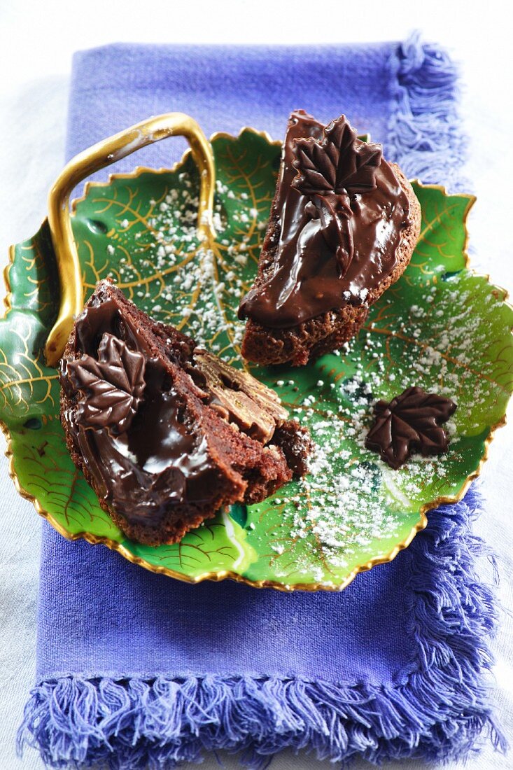 Kakao-Cupcake mit Schokocrossie-Füllung und Schokoladenganache