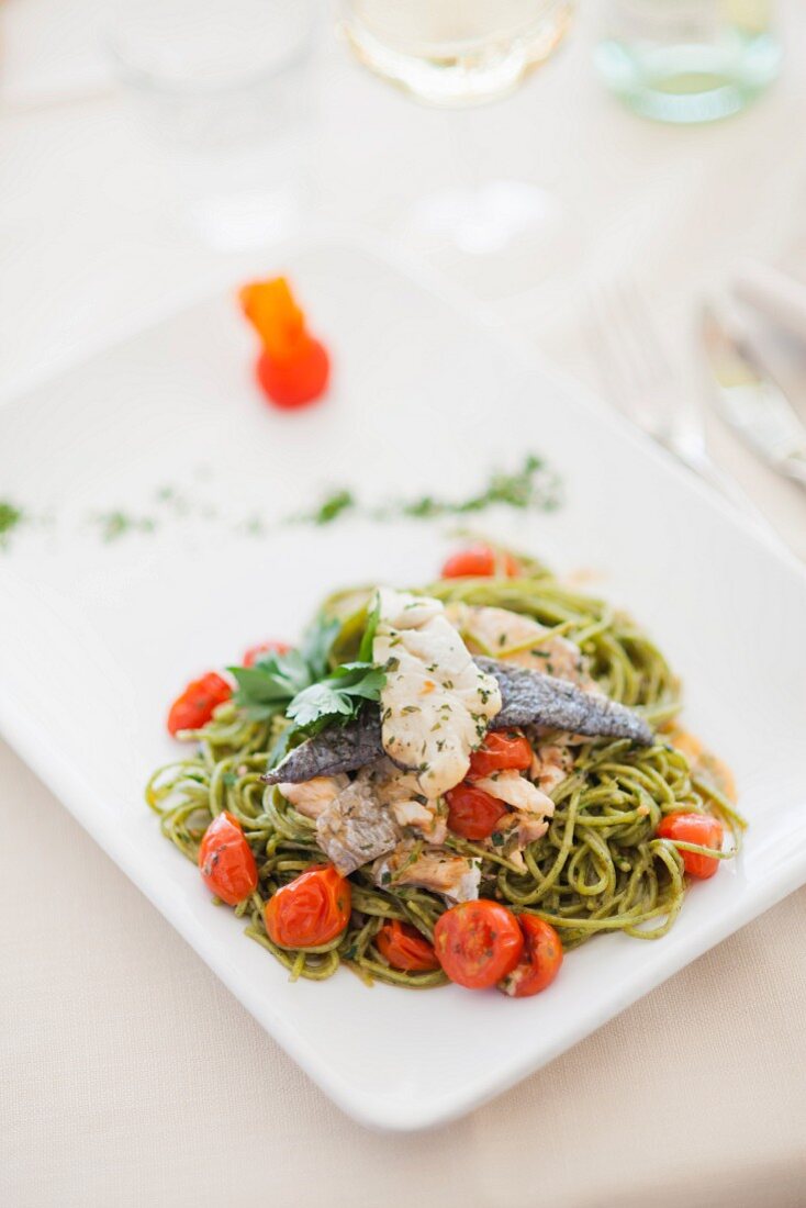 Tagliolini verdi con l'orata (Nudeln mit Goldbrasse, Italien)