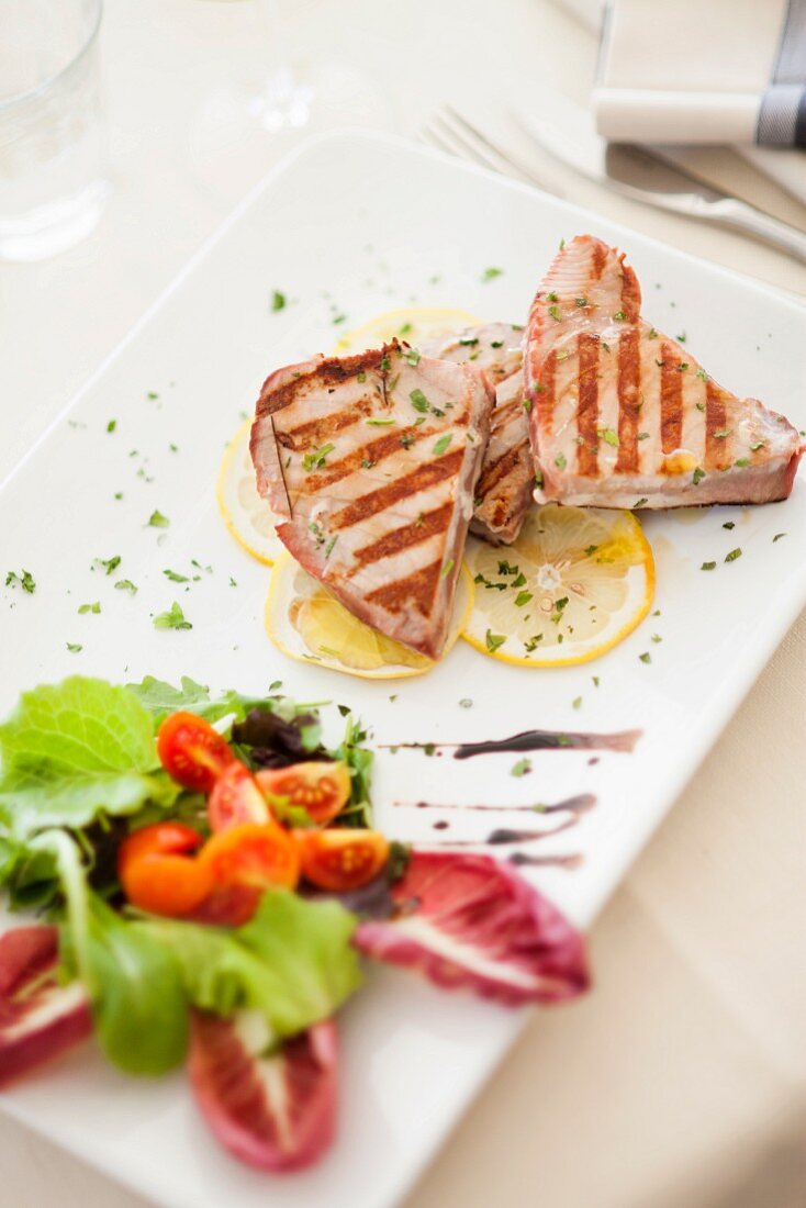 Tonno grigliato (grilled tuna with salad, Italy)