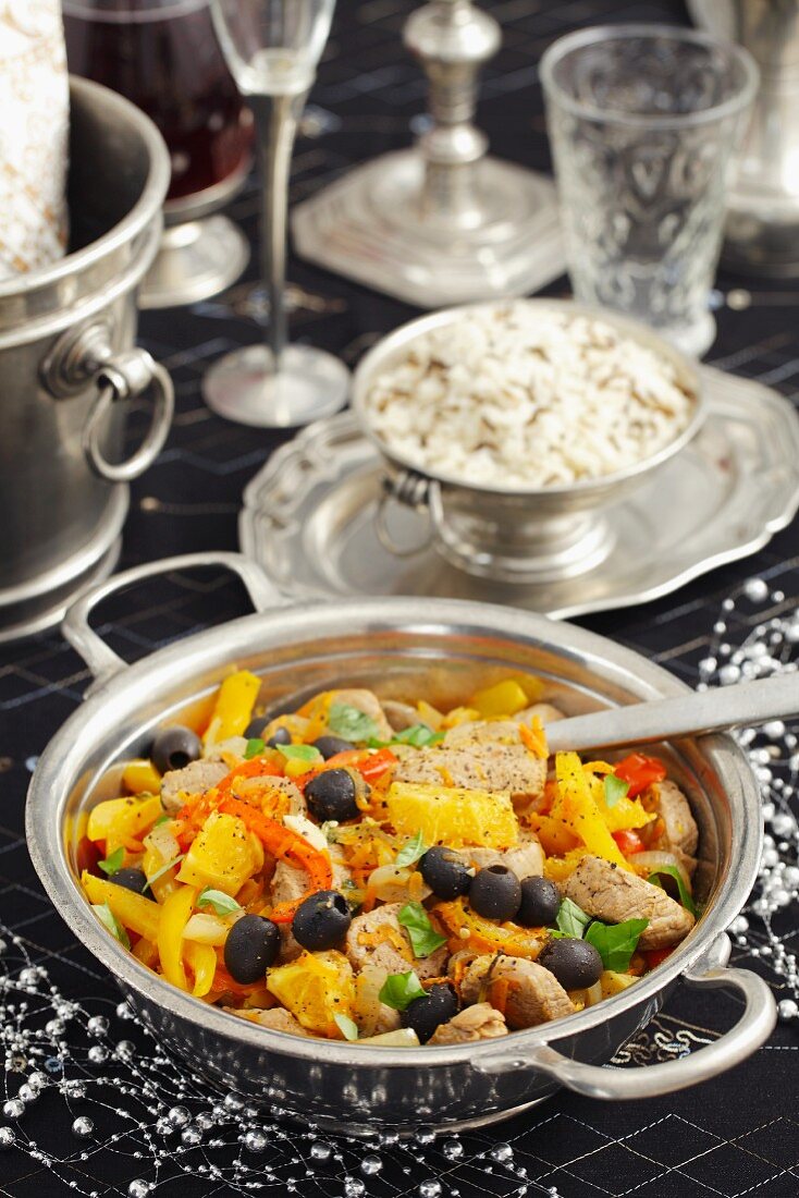 Pork fillet with oranges, peppers and olives, with a side dish of rice
