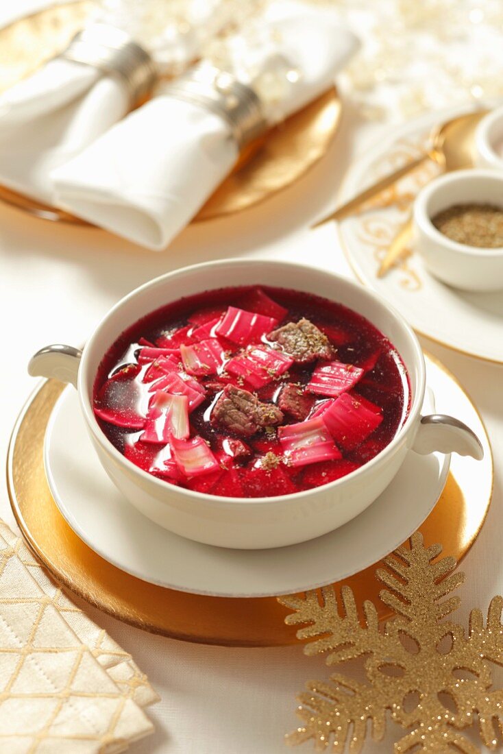 Rote-Bete-Suppe mit Rindfleisch und Nudeln (weihnachtlich)