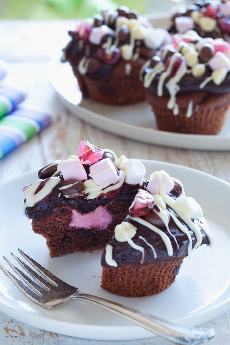 Schokoladen-Cupcakes mit Marshmallows