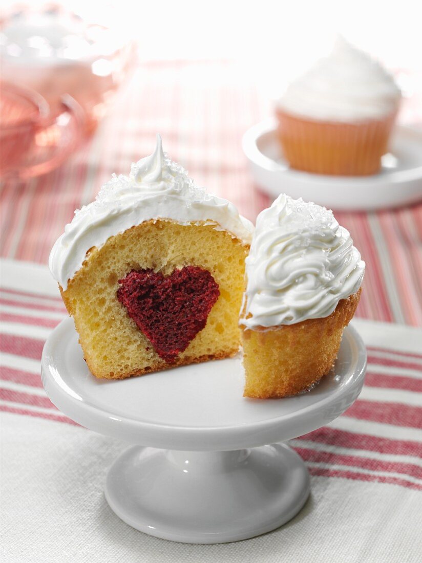 Cupcake mit Red-Velvet-Herz und Frosting