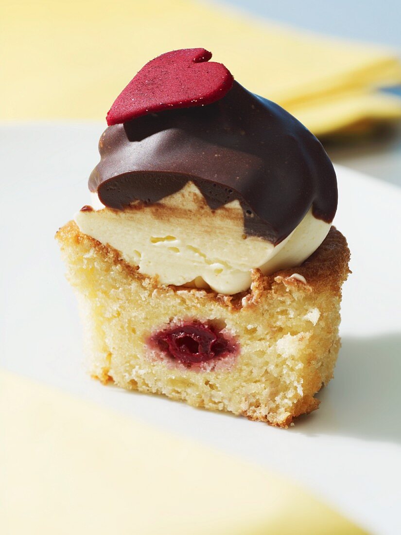 Cupcake mit Sauerkirsche, Buttercreme und Herzdeko