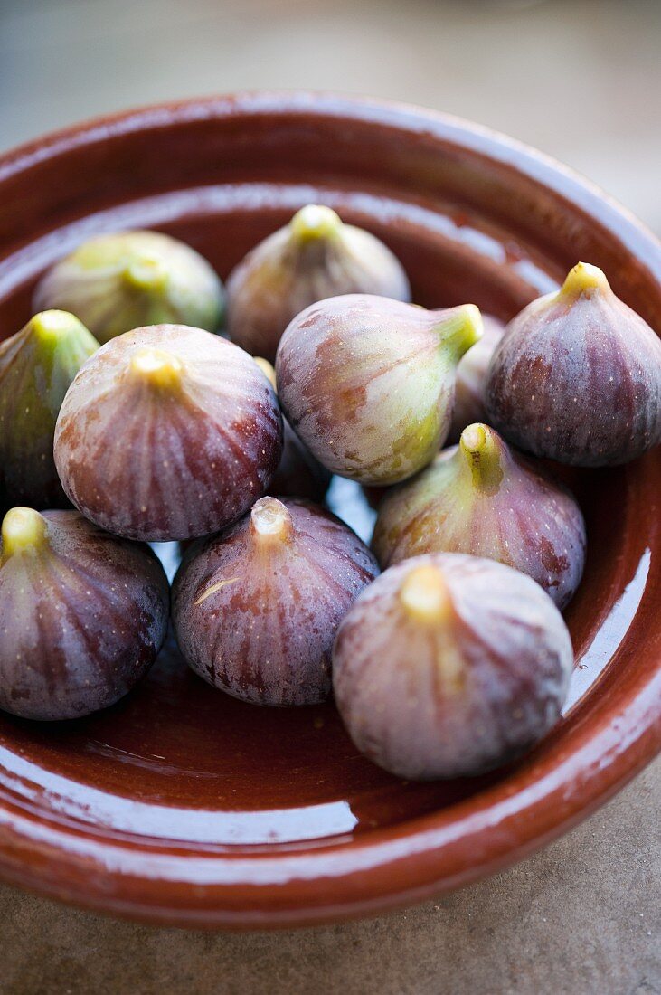 Fresh figs in a clay dish