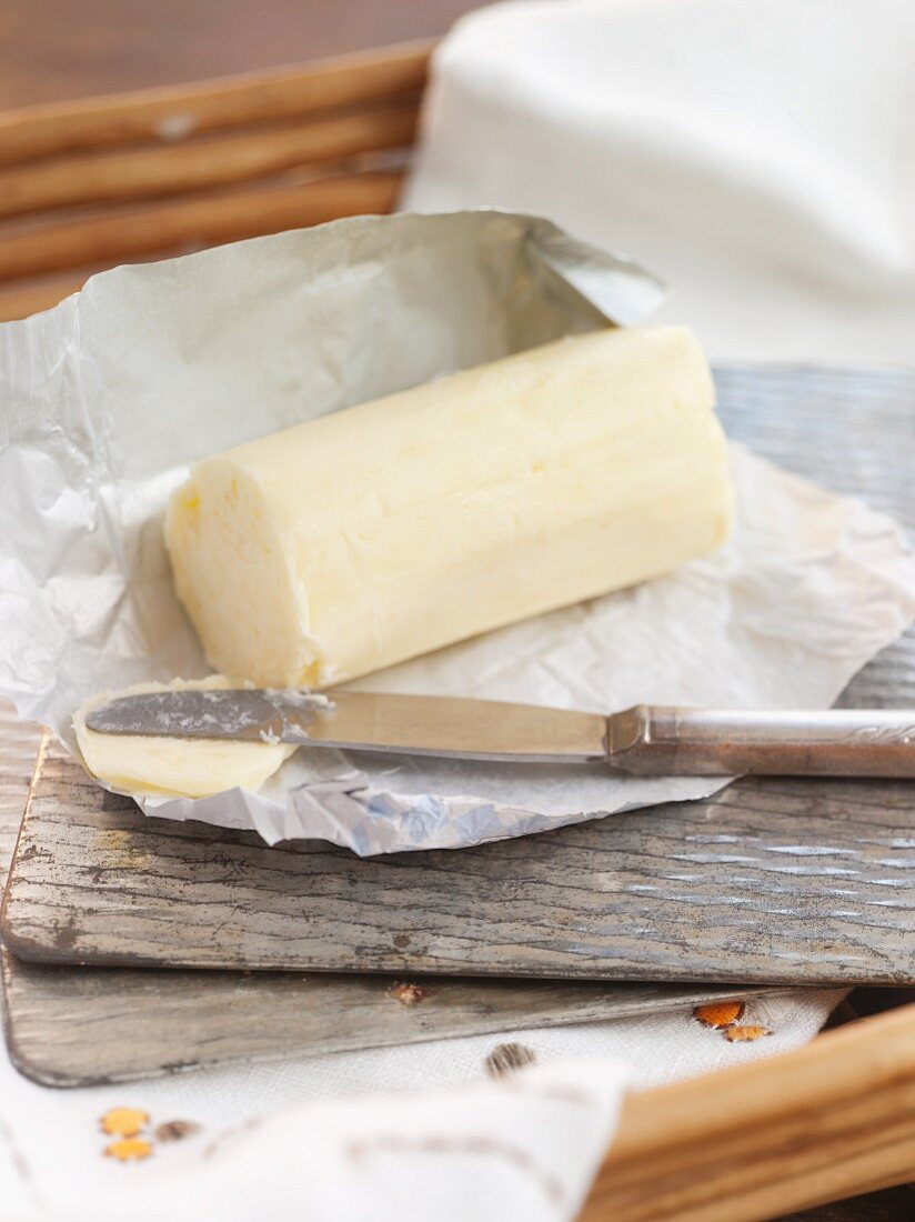 Selbstgemachte Butter mit Messer auf Tablett