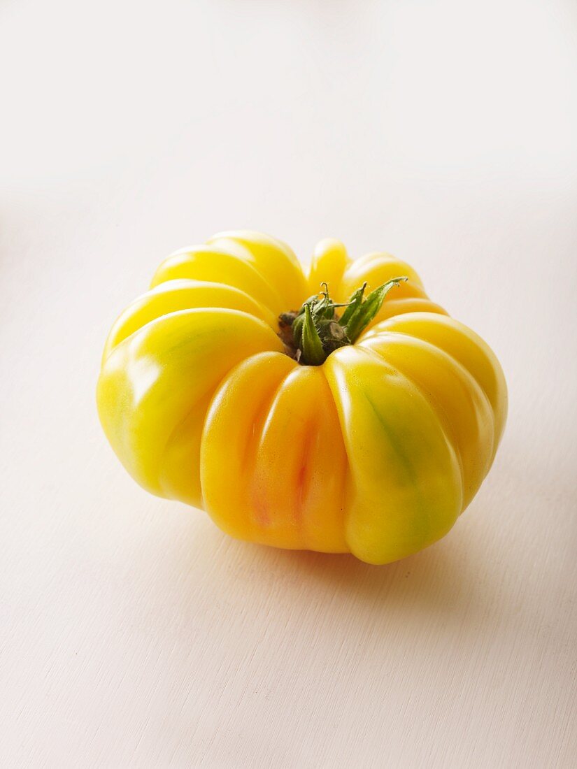 Eine gelbe Tomate der Sorte Accordion