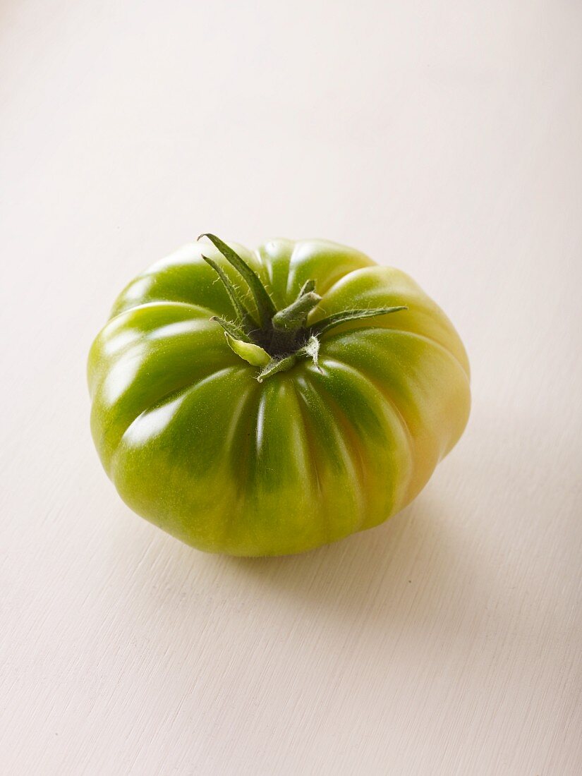 A green tomato of the variety 'Evergreen'