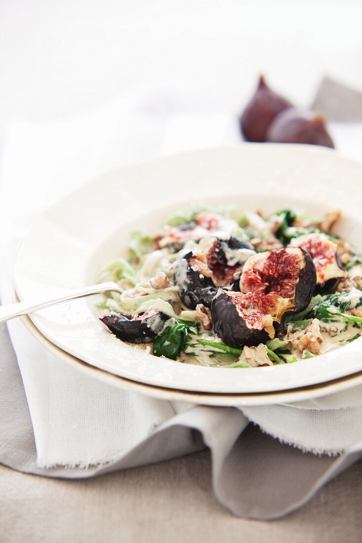 Spinach fettuccine with spinach, figs and Gorgonzola