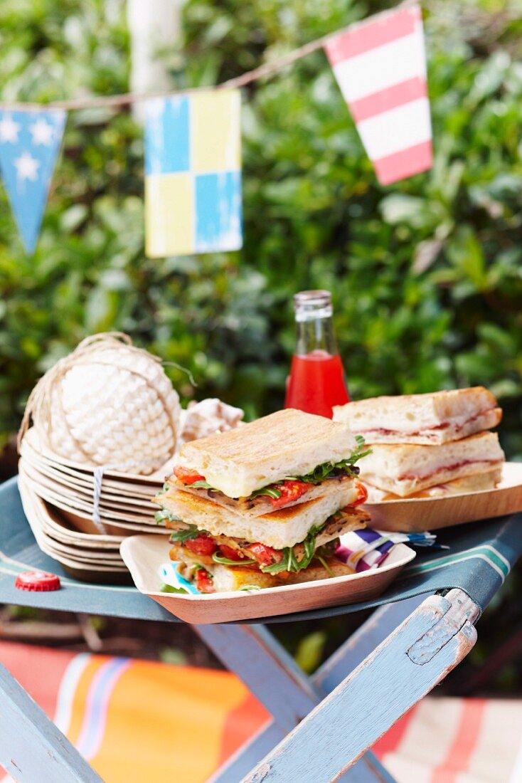 Sandwiches mit Salami und Käse fürs Picknick