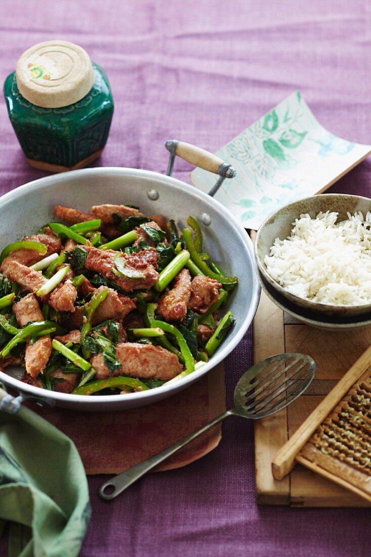 Schweinefleisch mit Pak Choi Sum