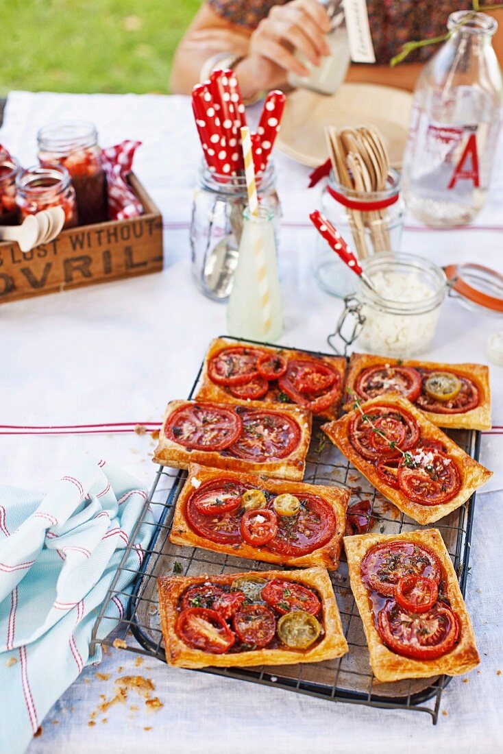 Tomato galettes with feta and thyme, for a picnic