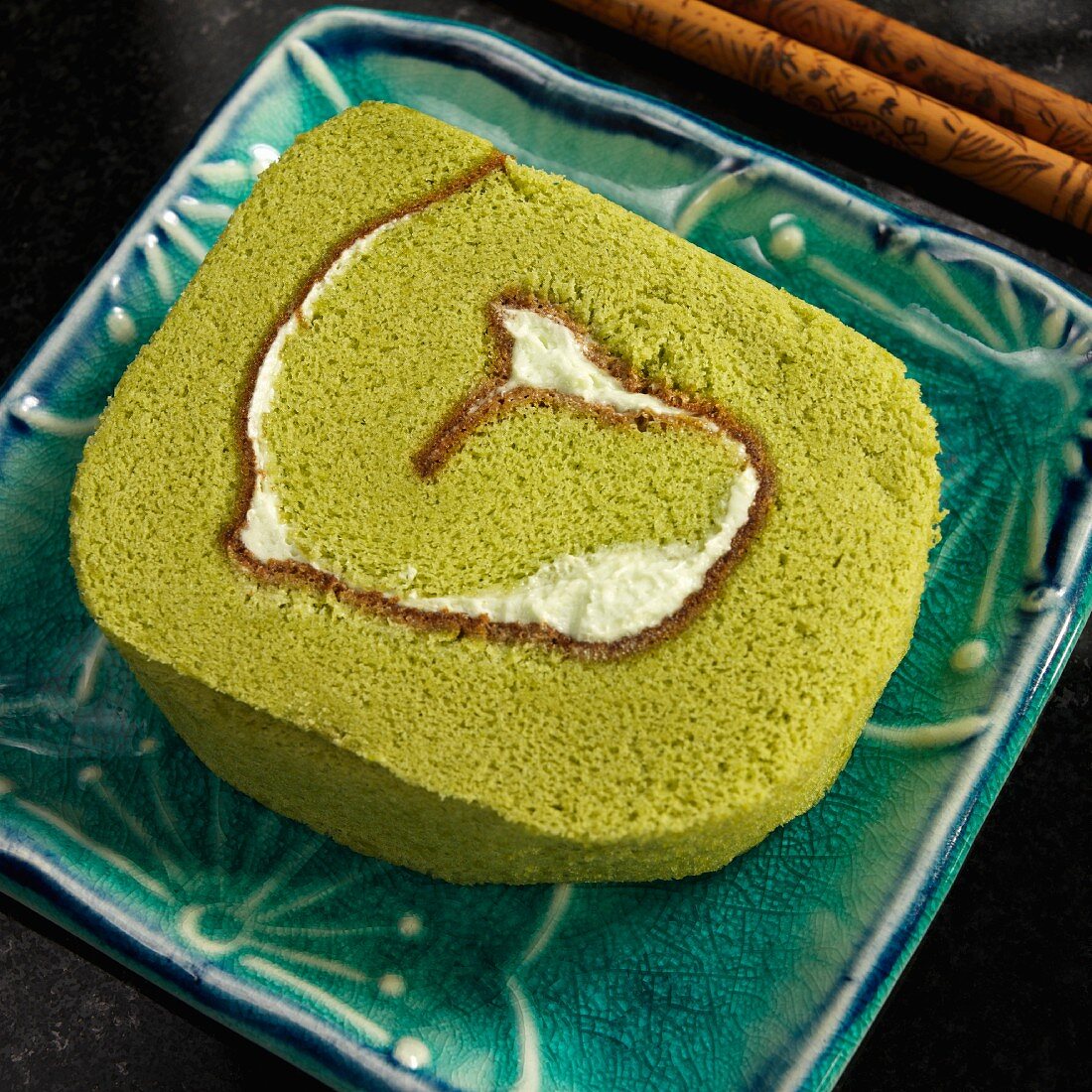 Grüner-Tee-Weizenroulade mit Schokolade und Buttercreme (Japan)