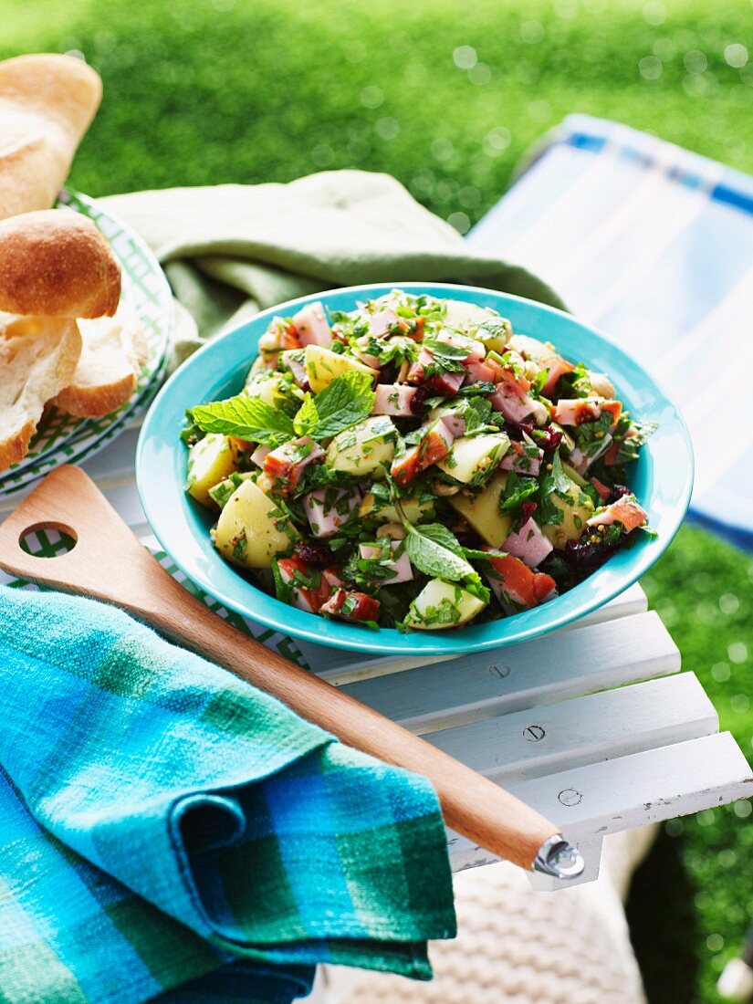 Kartoffelsalat mit Räucherschinken, Cranberries und Haselnüssen