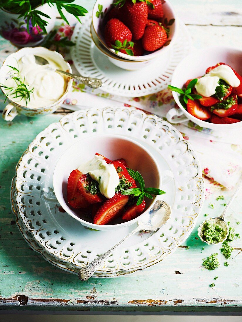 Estragon-Erdbeeren mit Rosmarin-Joghurt