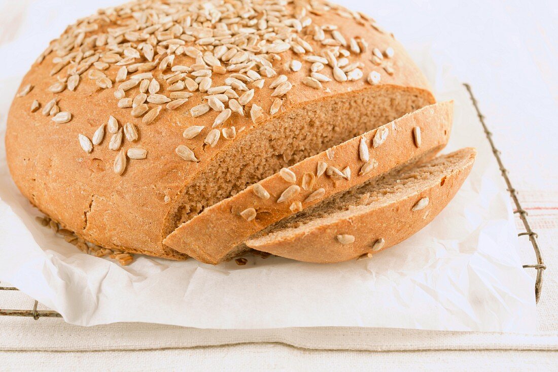 Frisch gebackenes Sonnenblumenbrot, angeschnitten