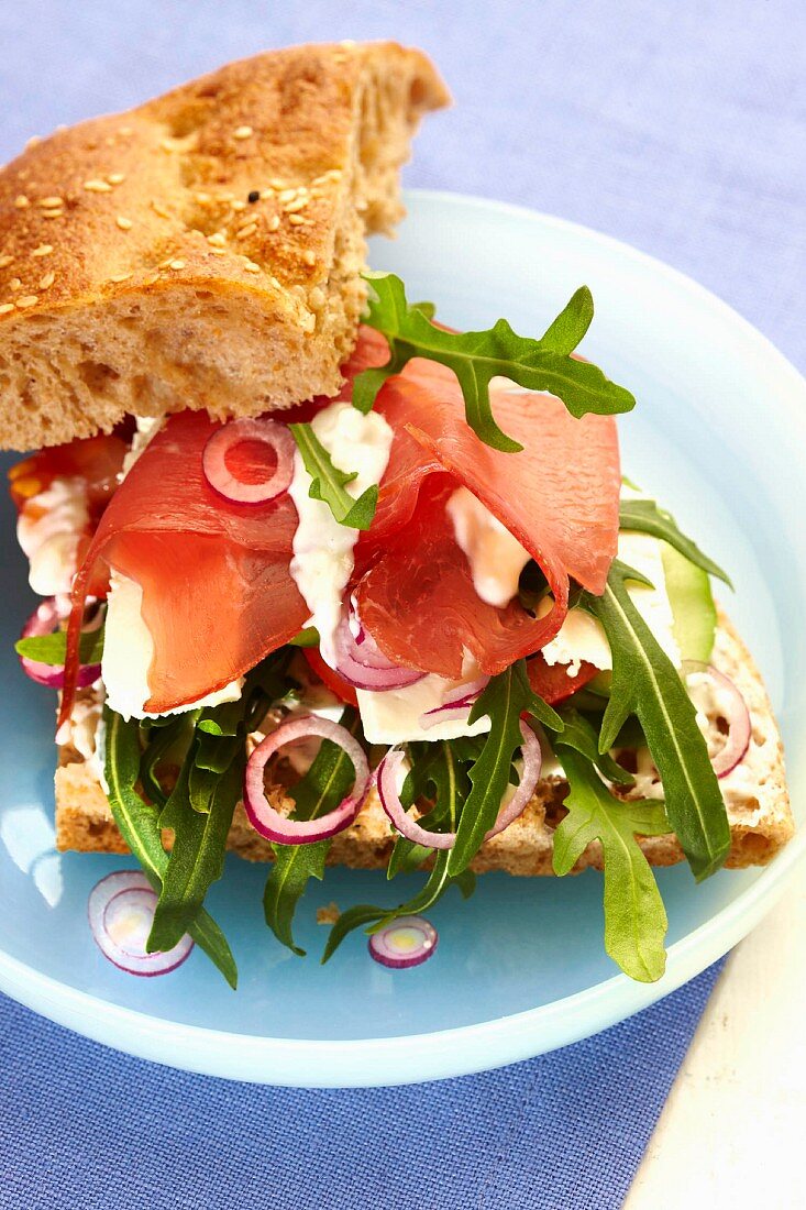 Fladenbrot mit Rucola, Käse und Rohschinken