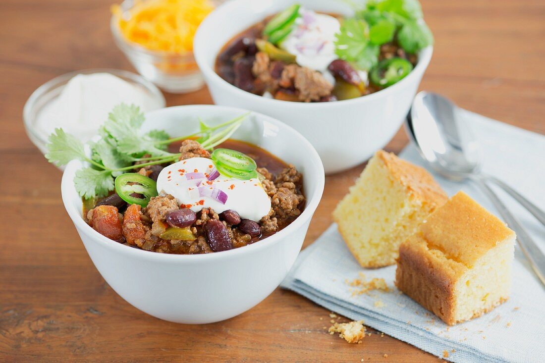 Chilli con carne with sour cream and corn bread