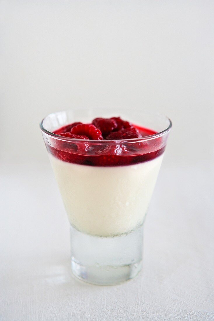 Panna Cotta ai lamponi (Sahnecreme mit Himbeeren, Italien)