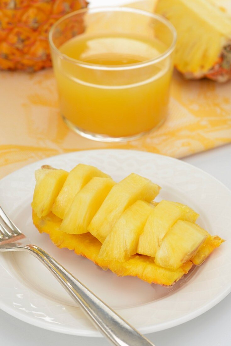 Ananasschiffchen mit Ananasstückchen