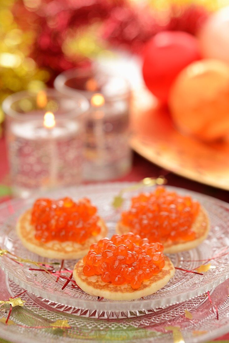 Miniblinis mit Forellenkaviar fürs Weihnachtsfest