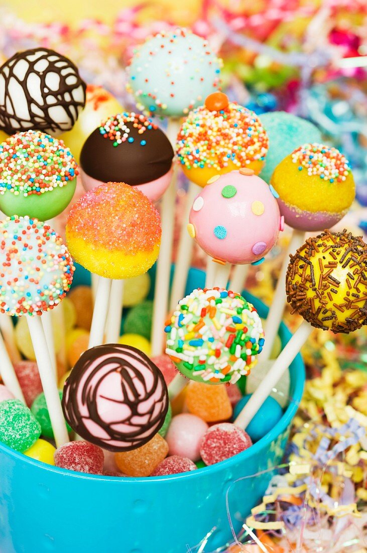 Verschiedene bunte verzierte Cake Pops für eine Party