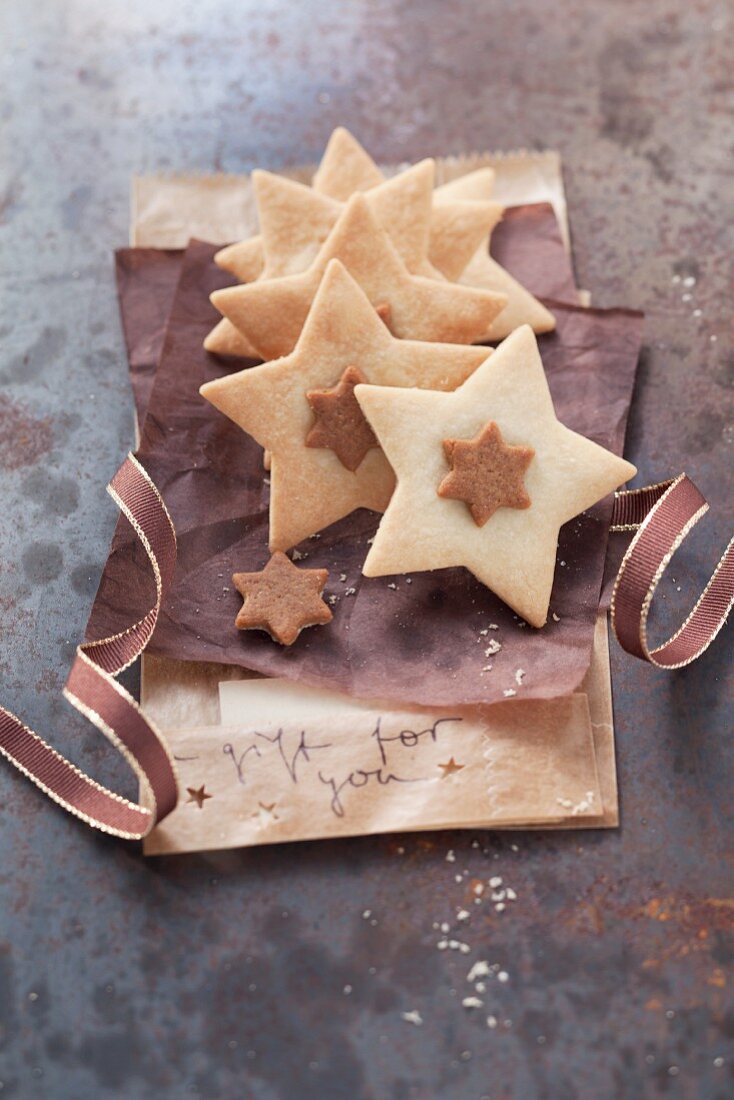 Star-shaped biscuits with nougat
