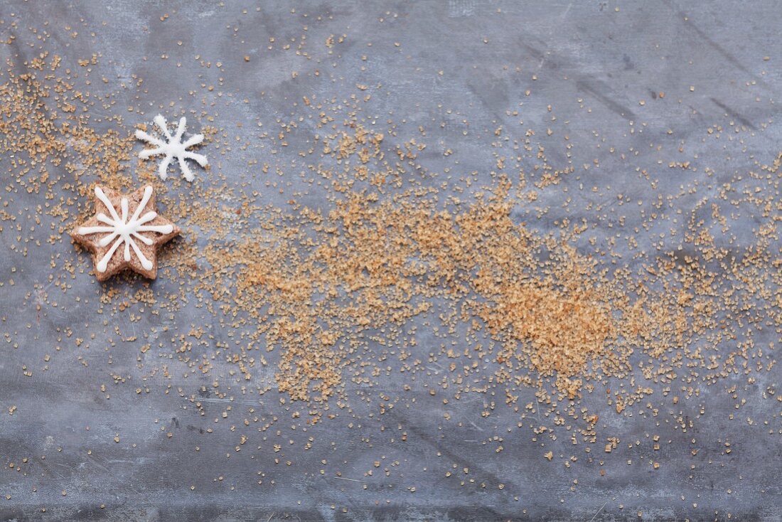 Star-shaped cinnamon biscuits with sugar icing