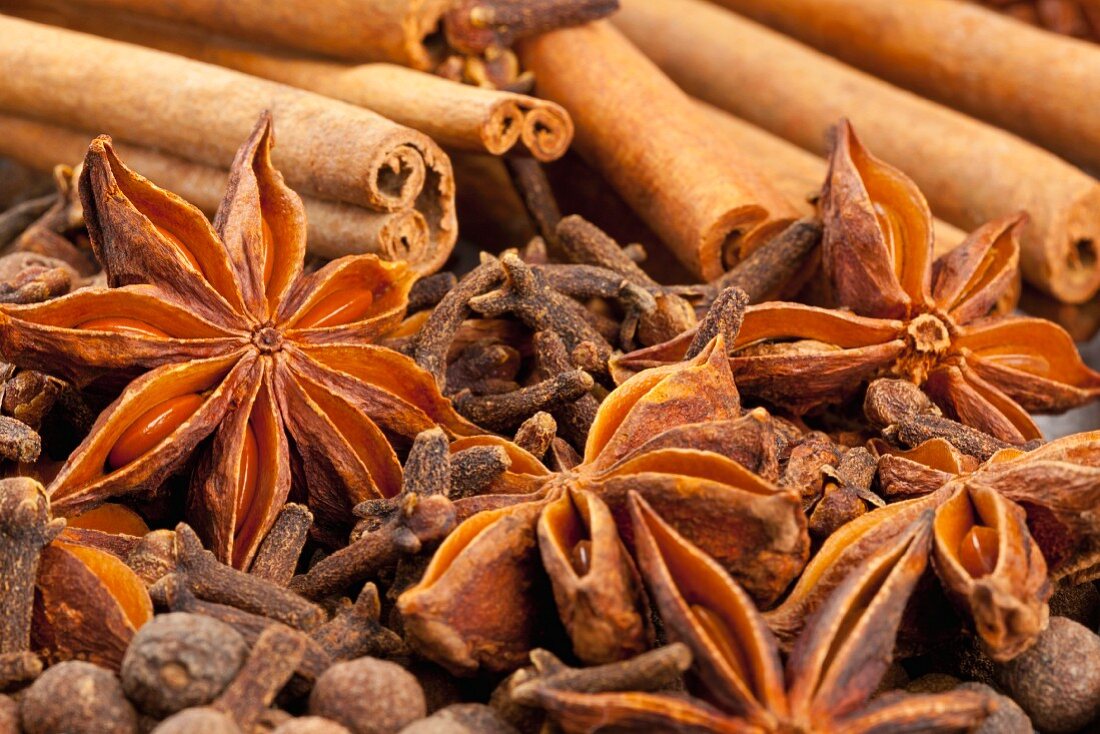 Winter spices (cloves, allspice, star anise, cinnamon)