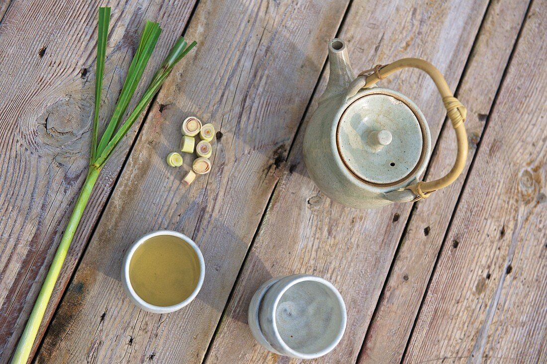 Lemongrass tea, tea paraphernalia and fresh lemongrass