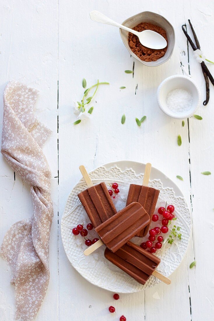 Home-made chocolate ice lollies with redcurrants