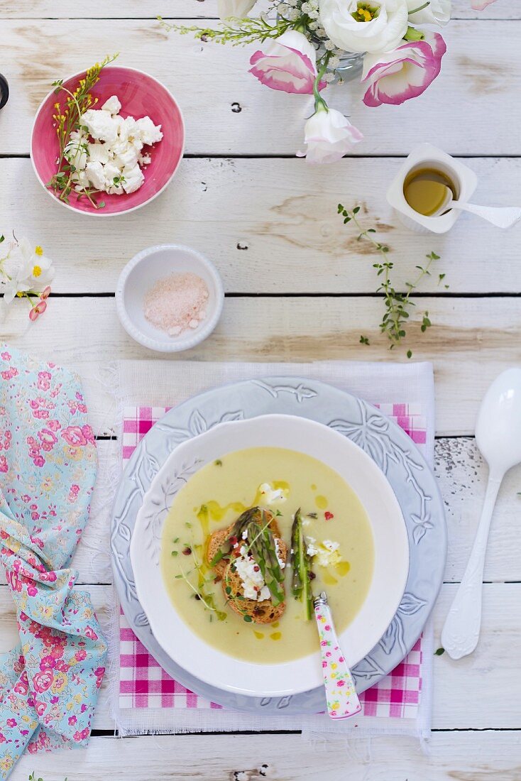 Spargelsuppe mit Brot und Käse