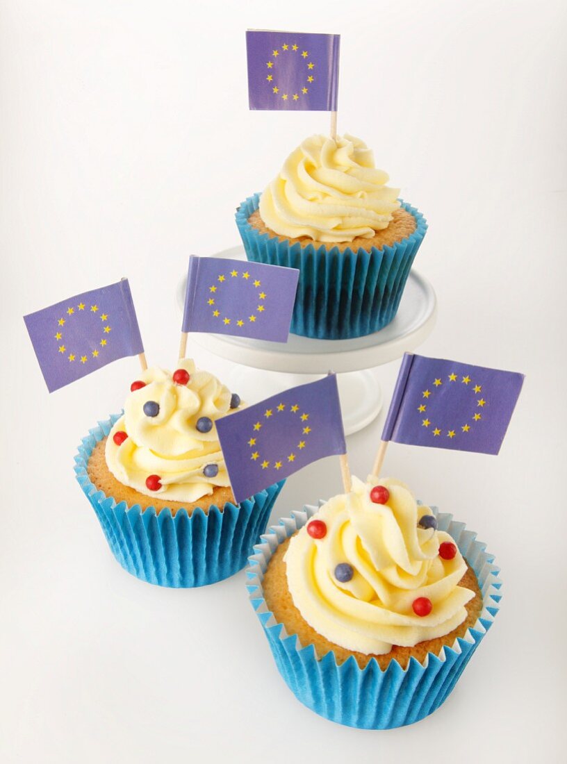Drei Cupcakes mit Buttercreme und EU-Flaggen