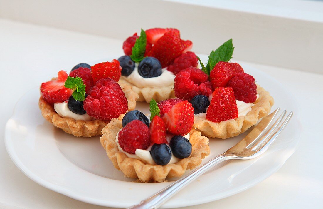 Tartlets with fresh berries and mint