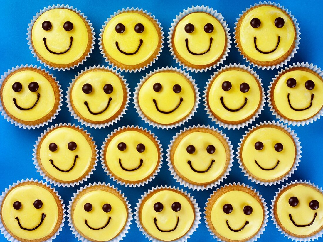 Viele lustige Smiley-Cupcakes