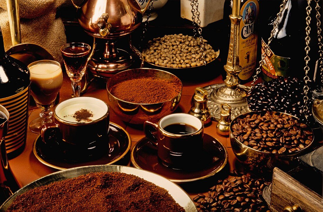Verschiedene Kaffeespezialitäten, Kaffeepulver und Kaffeebohnen