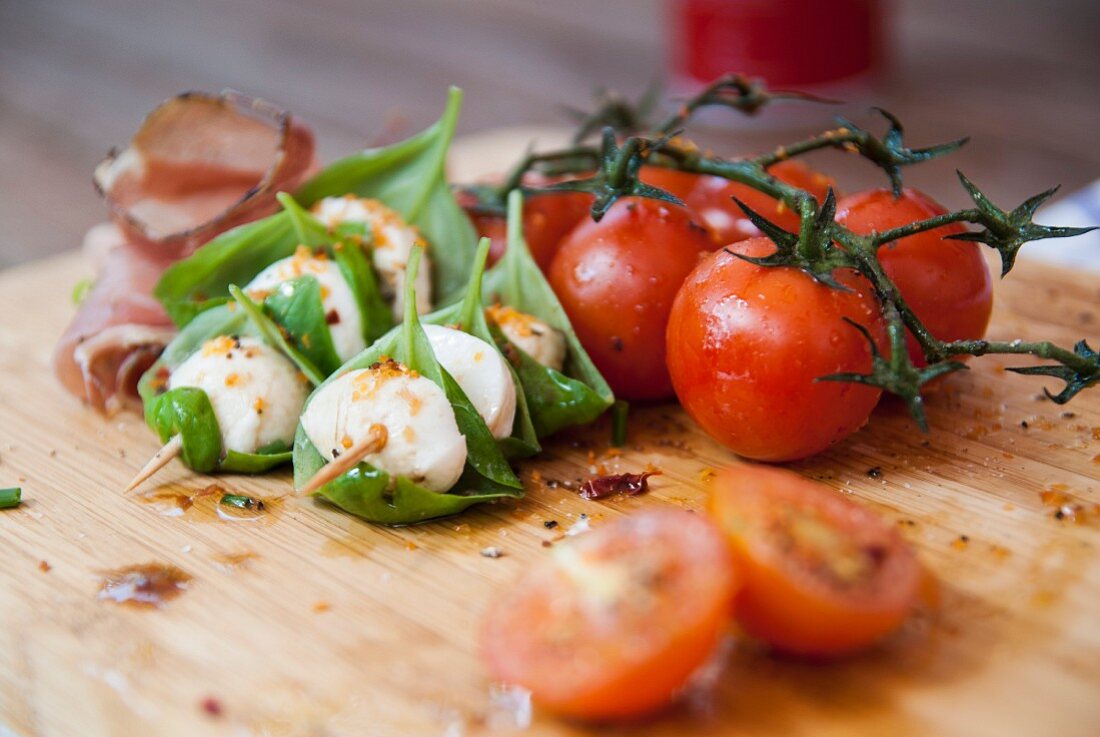 Tomaten mit Mozzarella-Basilikum-Spiesschen