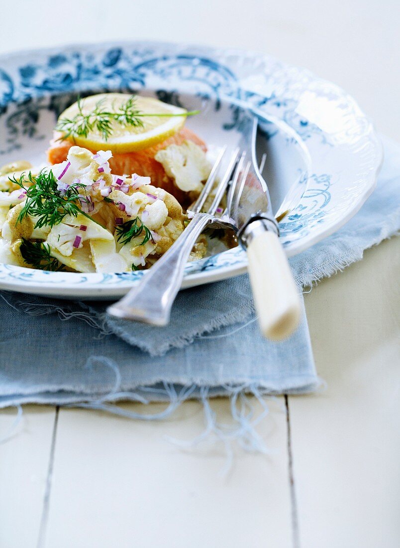 Bandnudeln mit roten Zwiebeln und Fisch