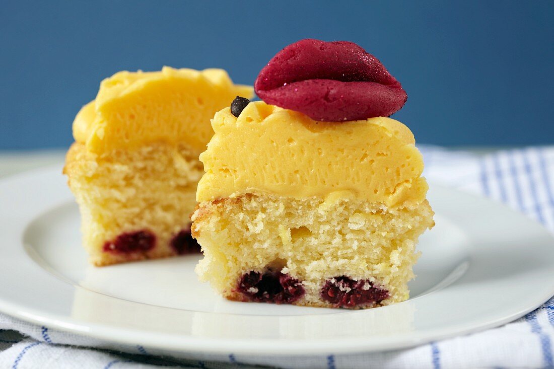 Cupcake mit Pudding und Marzipan-Lippen