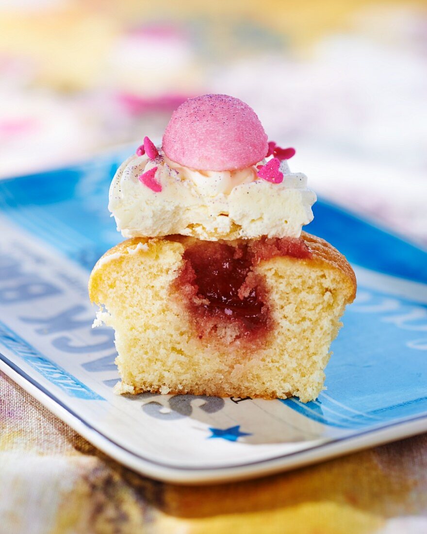 Vanille-Cupcake mit Marmeladenfüllung
