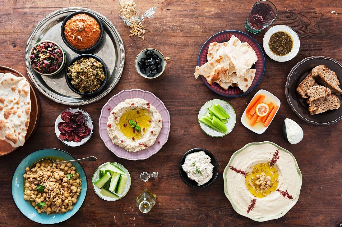 Verschiedene Dips aus dem Mittleren Osten, Brot, Oliven und Gemüse